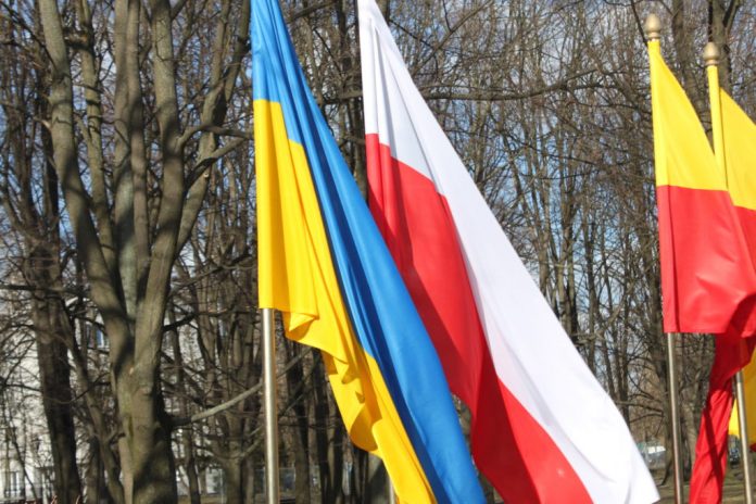 У Польщі затримали двох осіб, які зірвали і топтали український прапор У Польщі затримали двох осіб, які зірвали і топтали український прапор