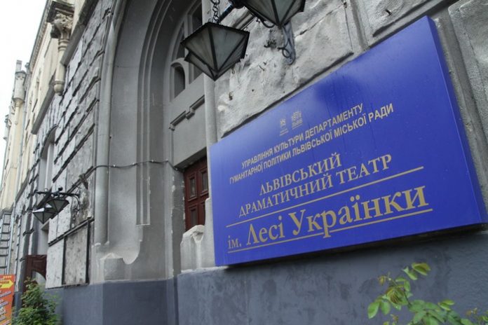 На відновлення даху і фасаду театру імені Лесі Українки витратять понад 11 мільйонів На відновлення даху і фасаду театру імені Лесі Українки витратять понад 11 мільйонів