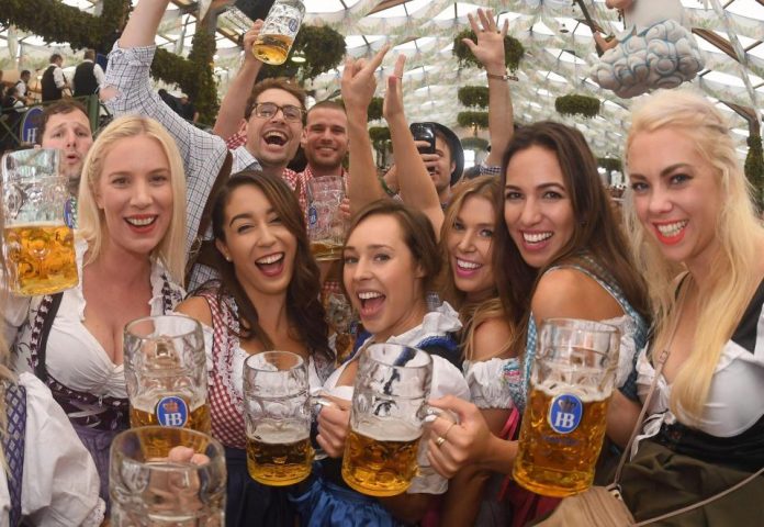 Море пива та щастя: у Німеччині стартував Oktoberfest-2017 (фото) Море пива та щастя: у Німеччині стартував Oktoberfest-2017 (фото)