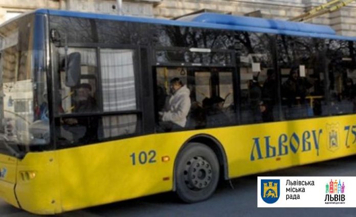 На перехресті вулиць Зелена – Липова Алея на проїзну частину впала опора електромережі На перехресті вулиць Зелена – Липова Алея на проїзну частину впала опора електромережі