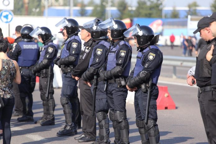 Люди прорвали кордон на КПП Шегині, збираються повертати Саакашвілі в Україну (відео) Люди прорвали кордон на КПП Шегині, збираються повертати Саакашвілі в Україну (відео)