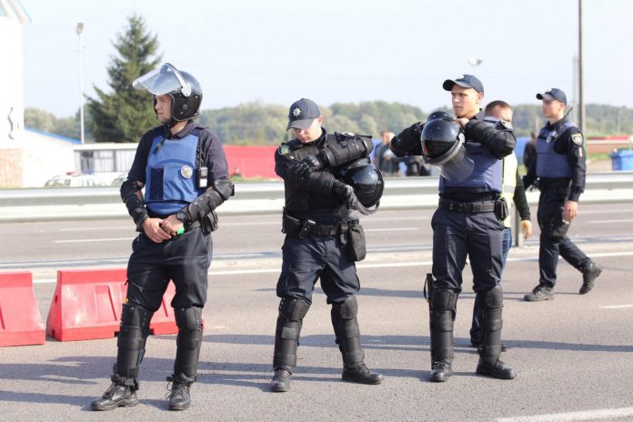 Поблизу пункту пропуску «Краковець» поліція затримала понад сто осіб Поблизу пункту пропуску «Краковець» поліція затримала понад сто осіб