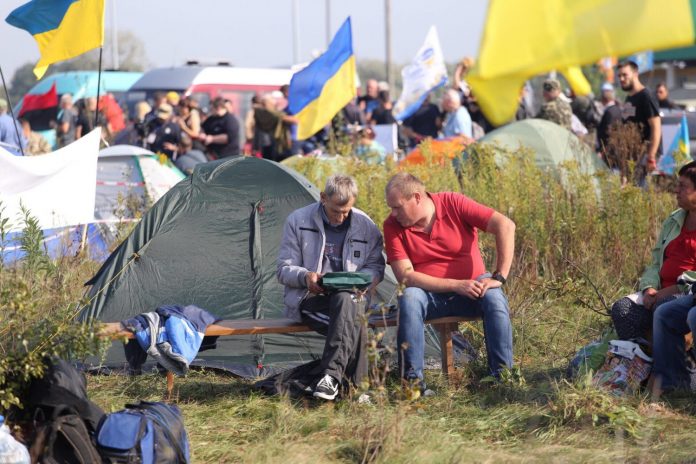 В очікуванні Міхо: що відбувається на українсько-польському кордоні (фоторепортаж) В очікуванні Міхо: що відбувається на українсько-польському кордоні (фоторепортаж)
