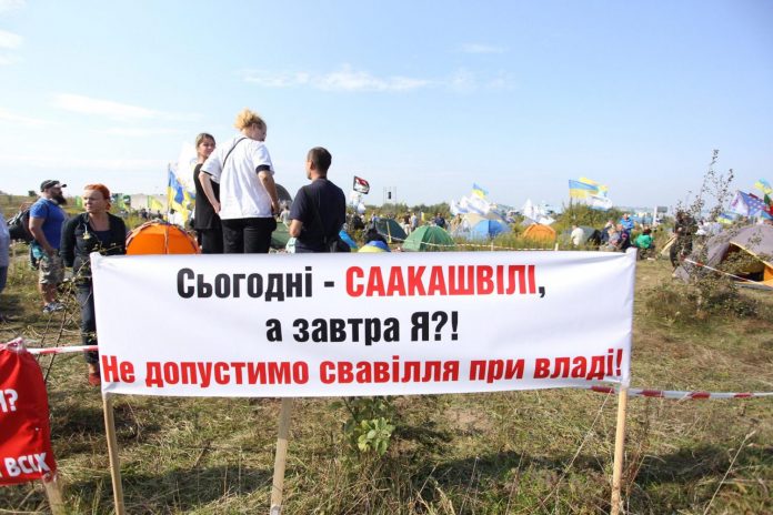 Семенченко і Соболєв прокоментували нічну інформацію про «озброєних людей у таборі під Краківцем» (фото) Семенченко і Соболєв прокоментували нічну інформацію про «озброєних людей у таборі під Краківцем» (фото)