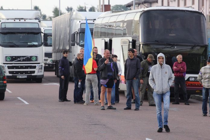 Колона автомобілів зі Львова вирушила на кордон зустрічати Саакашвілі (фоторепортаж) Колона автомобілів зі Львова вирушила на кордон зустрічати Саакашвілі (фоторепортаж)