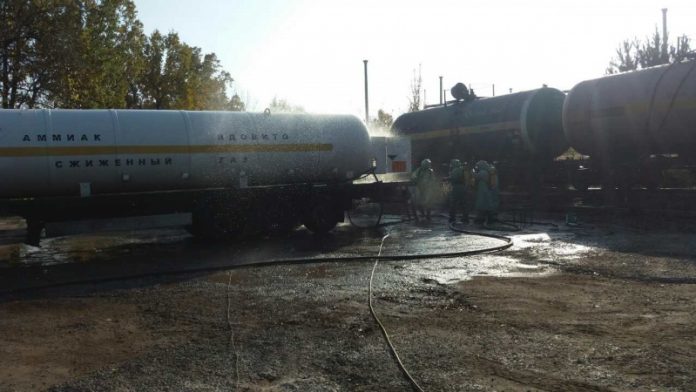 У Сумах стався витік аміаку: промислову зону оточили поліцейські в протигазах (фото) У Сумах стався витік аміаку: промислову зону оточили поліцейські в протигазах (фото)