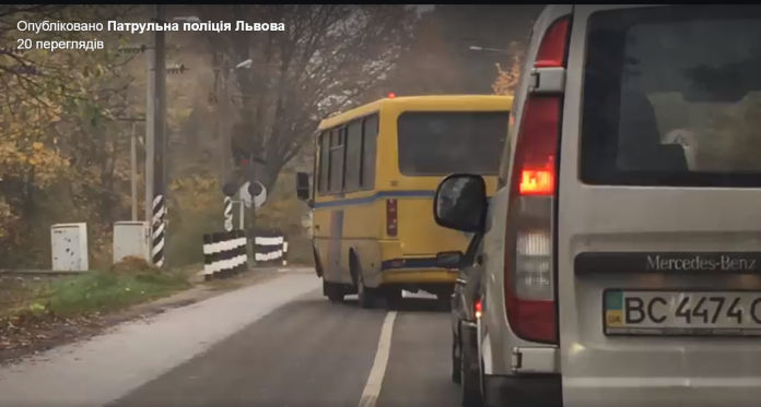 Чоловік, який помітив, як водій маршрутки порушує правила, зателефонував до поліції Чоловік, який помітив, як водій маршрутки порушує правила, зателефонував до поліції