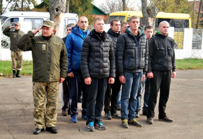 Як львівські призовники готуються до відправки у військові частини (фото) Як львівські призовники готуються до відправки у військові частини (фото)