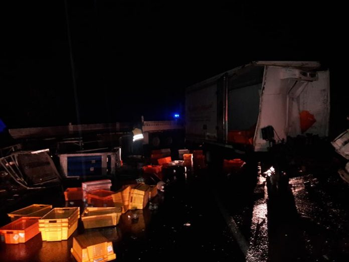 На Львівщині зіткнулися дві вантажівка: є загиблий (фото) На Львівщині зіткнулися дві вантажівка: є загиблий (фото)