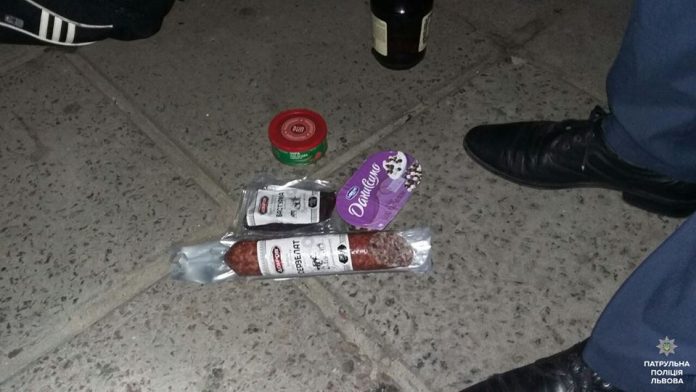 Вночі четверо чоловіків вдерлися до магазину, щоб вкрасти пляшку «Хеннессі» та закуску Вночі четверо чоловіків вдерлися до магазину, щоб вкрасти пляшку «Хеннессі» та закуску