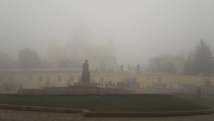 Туманне місто: як львів’яни вранці добирались на роботу (фото) Туманне місто: як львів’яни вранці добирались на роботу (фото)