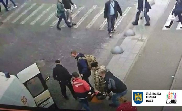 У Львові на проспекті Свободи дитяча машинка збила пенсіонера У Львові на проспекті Свободи дитяча машинка збила пенсіонера