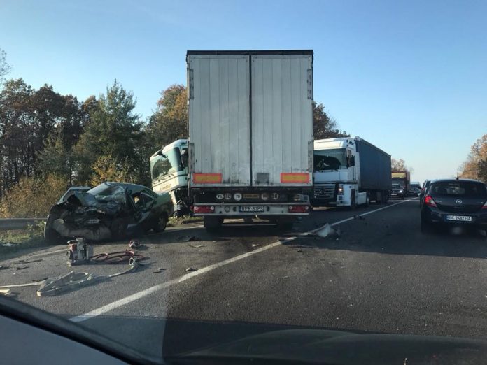 Поблизу Львова жахлива ДТП: є жертви (фото) Поблизу Львова жахлива ДТП: є жертви (фото)