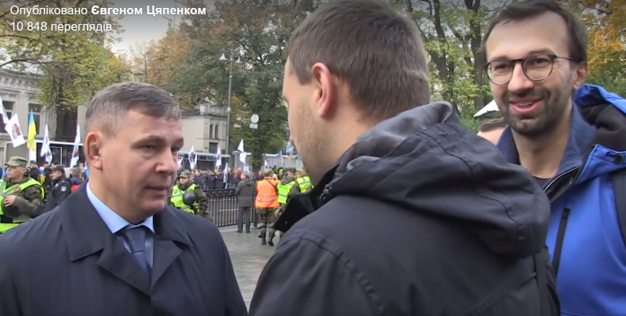 Парасюк побився з Гелетеєм під стінами Верховної Ради (відео) Парасюк побився з Гелетеєм під стінами Верховної Ради (відео)