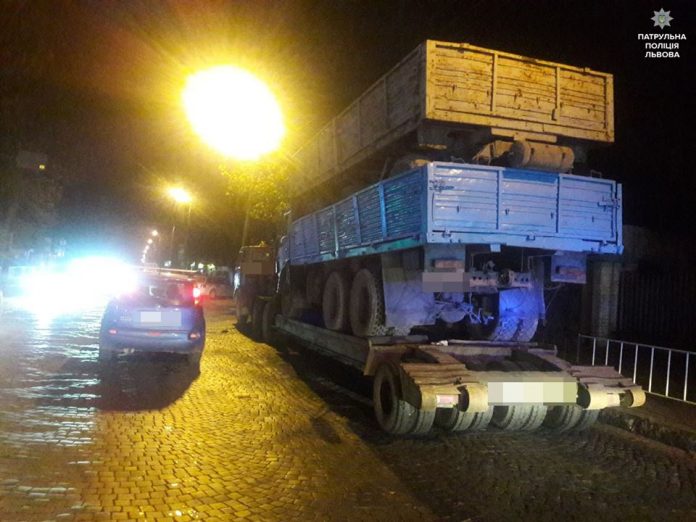Водія КамАЗу оштрафували, бо перевозив ще один КамАЗ, а в ньому причіп від КамАЗу Водія КамАЗу оштрафували, бо перевозив ще один КамАЗ, а в ньому причіп від КамАЗу