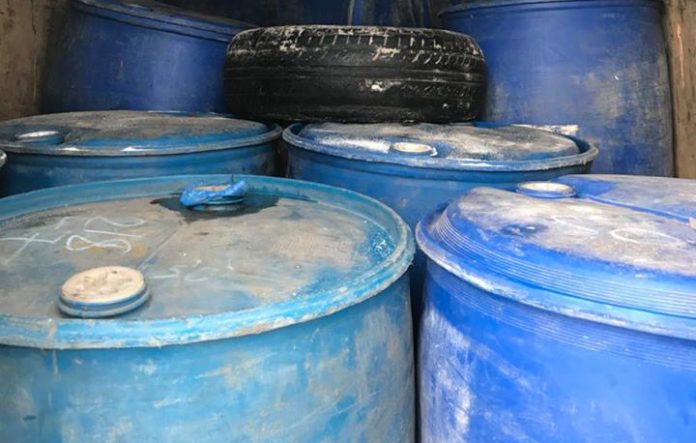 Львівські патрульні зупинили два буса, які перевозили спирт під виглядом пошти Львівські патрульні зупинили два буса, які перевозили спирт під виглядом пошти
