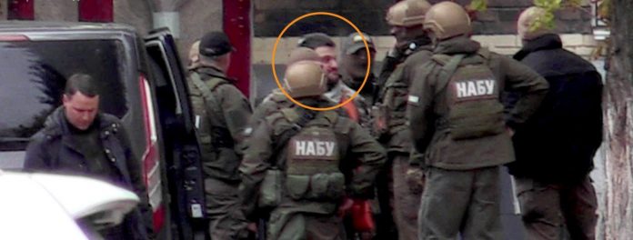 Затриманого сина Авакова привезли до НАБУ (відео) Затриманого сина Авакова привезли до НАБУ (відео)
