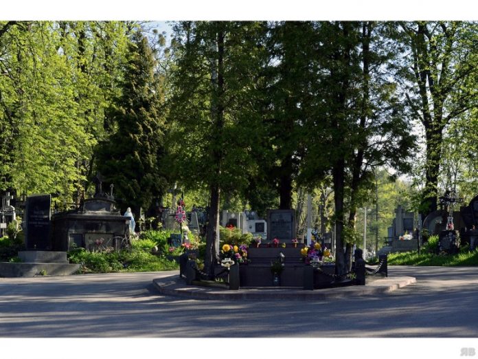 У Львові просять не заїжджати машинами на цвинтарі У Львові просять не заїжджати машинами на цвинтарі