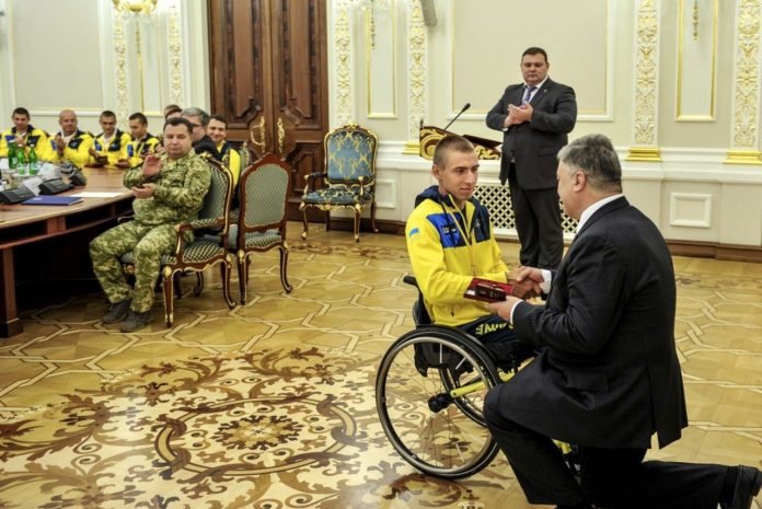 Порошенко нагородив орденами учасників змагань «Ігри Нескорених» (фото, відео) Порошенко нагородив орденами учасників змагань «Ігри Нескорених» (фото, відео)