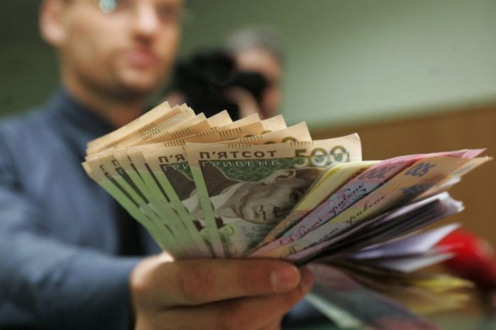 У Кабміні пояснили, чому українцям затримують зарплати У Кабміні пояснили, чому українцям затримують зарплати
