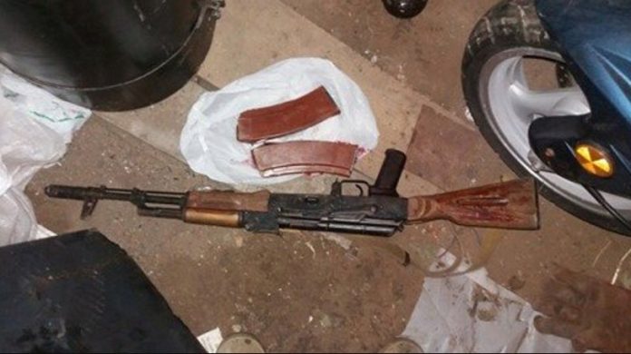 У Кам’янці-Бузькій прокуратура виявила викрадену у військового зброю У Кам’янці-Бузькій прокуратура виявила викрадену у військового зброю