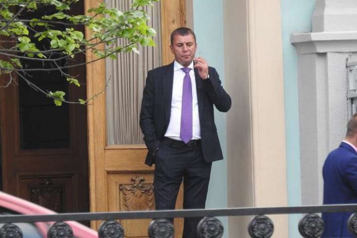 У центрі Києва викрали «Мерседес» з двома пістолетами нардепа з партії Ляшка У центрі Києва викрали «Мерседес» з двома пістолетами нардепа з партії Ляшка