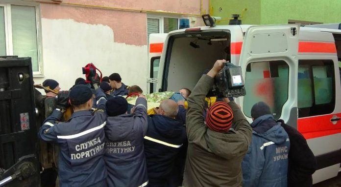 На Житомирщині десятки рятувальників транспортували жінку вагою понад 370 кг до «швидкої» (фото) На Житомирщині десятки рятувальників транспортували жінку вагою понад 370 кг до «швидкої» (фото)