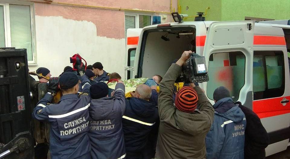 На Житомирщині десятки рятувальників транспортували жінку вагою понад 370 кг до «швидкої» (фото) 
