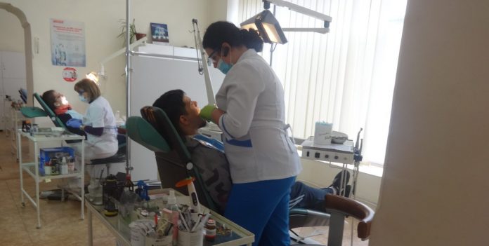 У Львові стоматологічна поліклініка досі тримає «оборону» від Садового У Львові стоматологічна поліклініка досі тримає «оборону» від Садового