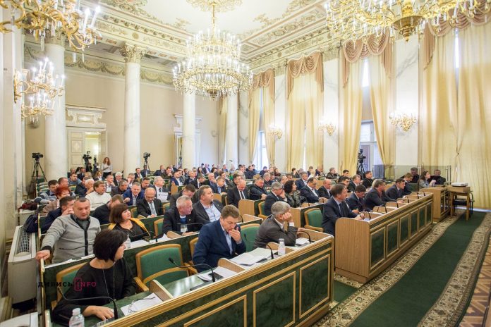 Обласні депутати просять міських колег не віддавати борги перед ЛАЗом Чуркіну Обласні депутати просять міських колег не віддавати борги перед ЛАЗом Чуркіну