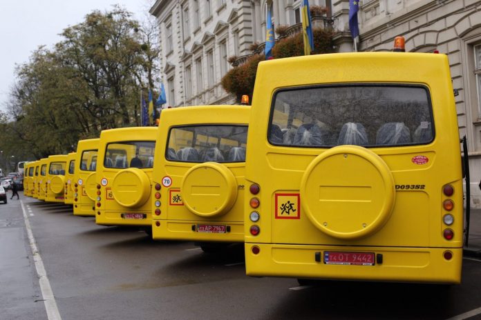 Школярі Львівщини отримали 16 новеньких автобусів (фото) Школярі Львівщини отримали 16 новеньких автобусів (фото)