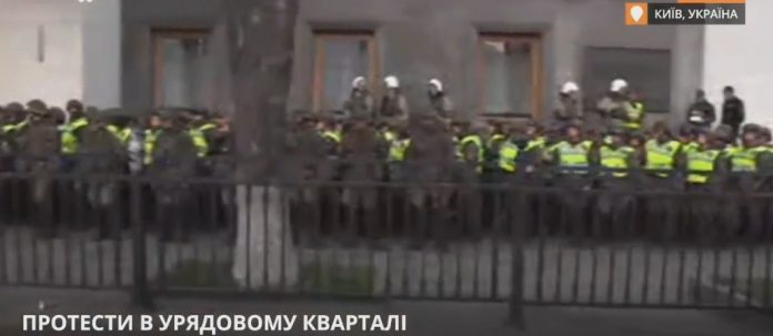 Під Верховною Радою стались сутички протестувальників із поліцією Під Верховною Радою стались сутички протестувальників із поліцією