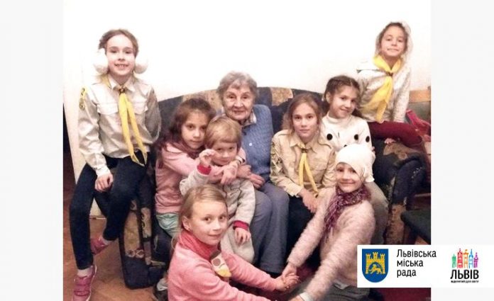 У Львові діти вітають ветеранів УПА із Днем захисника України У Львові діти вітають ветеранів УПА із Днем захисника України