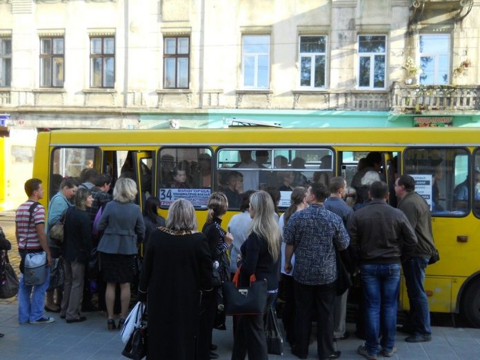 У Львові на маршрути знову не виїхало понад 200 автобусів У Львові на маршрути знову не виїхало понад 200 автобусів