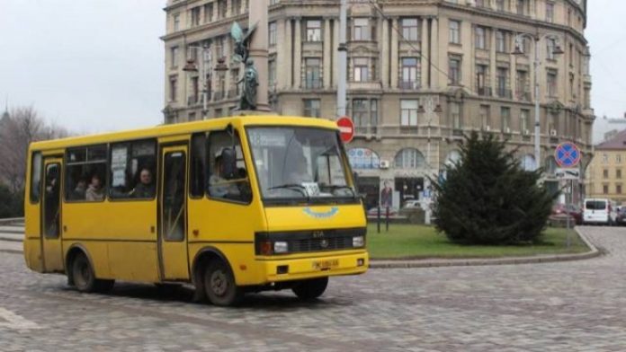 Транспортний колапс у Львові: сьогодні на рейс знову не виїхало понад 200 маршруток Транспортний колапс у Львові: сьогодні на рейс знову не виїхало понад 200 маршруток