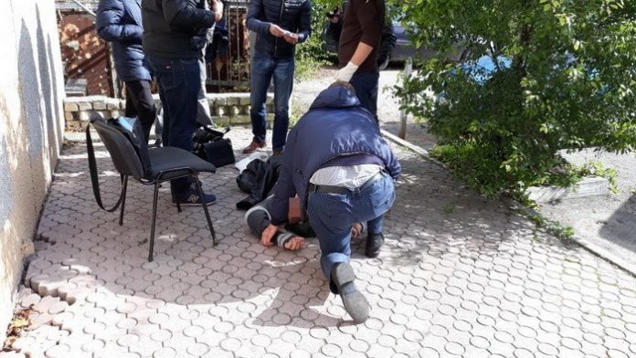 СБУ затримала на хабарі одного з керівників митного поста «Броди» (фото) СБУ затримала на хабарі одного з керівників митного поста «Броди» (фото)