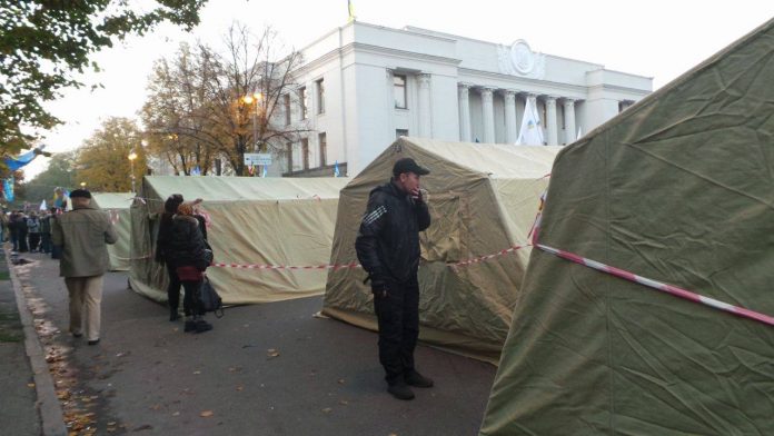 Сили МВС залишають периметр під стінами парламенту Сили МВС залишають периметр під стінами парламенту