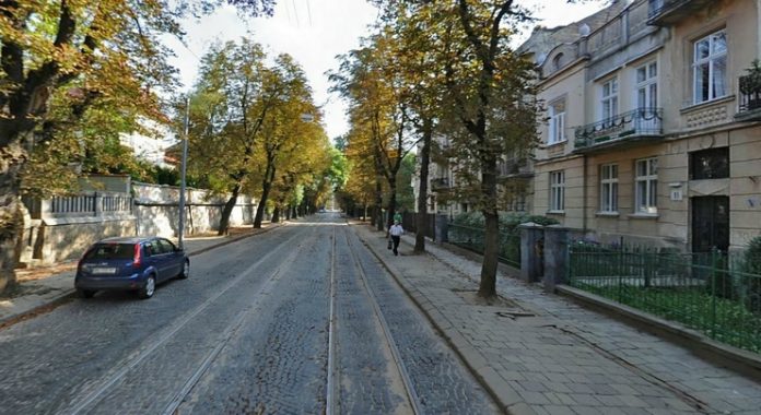 На вулиці Коновальця у Львові утворилося провалля. Тривають ліквідаційні роботи На вулиці Коновальця у Львові утворилося провалля. Тривають ліквідаційні роботи