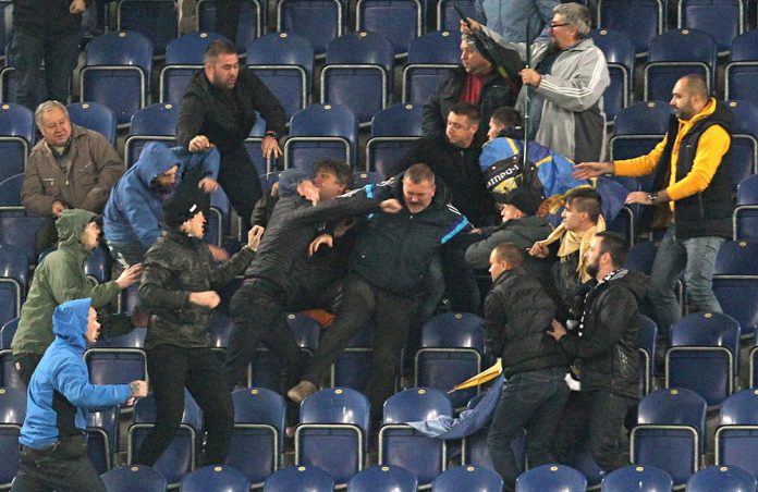 Фанати Дніпра побили нардепа Юрія Березу (фото, відео) Фанати Дніпра побили нардепа Юрія Березу (фото, відео)