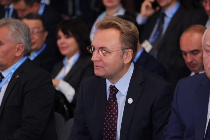 Садового просять відновити сходи, що ведуть до лікарні швидкої допомоги Садового просять відновити сходи, що ведуть до лікарні швидкої допомоги