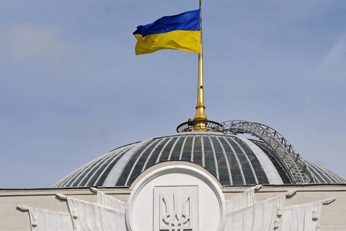 На віче біля Ради прийшло близько 150 людей На віче біля Ради прийшло близько 150 людей