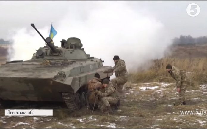 На полігоні Львівщини проходять польові навчання капеланів (відео) На полігоні Львівщини проходять польові навчання капеланів (відео)