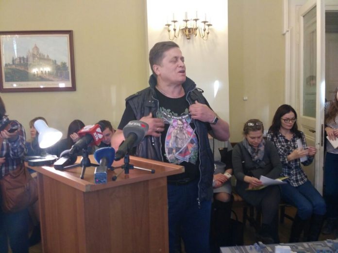 Головред львівської «Ратуші» Савельєв подарував Садовому яйця Головред львівської «Ратуші» Савельєв подарував Садовому яйця