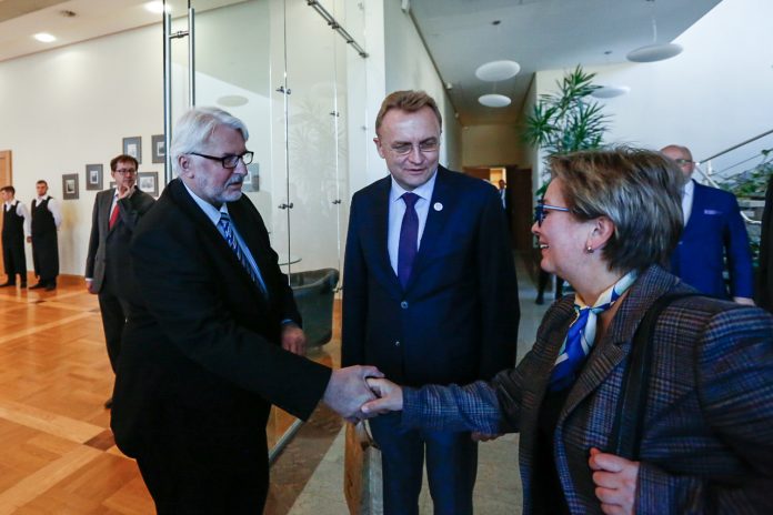 Небезпечна дипломатична гра, або Навіщо польський міністр приїжджав до Львова Небезпечна дипломатична гра, або Навіщо польський міністр приїжджав до Львова