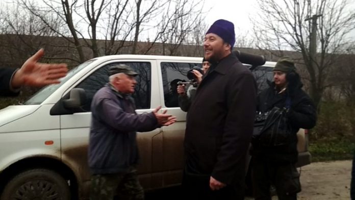 Священника УПЦ МП, який хотів зробити сюжет про «звірства бандерівців», вигнали селяни Священника УПЦ МП, який хотів зробити сюжет про «звірства бандерівців», вигнали селяни