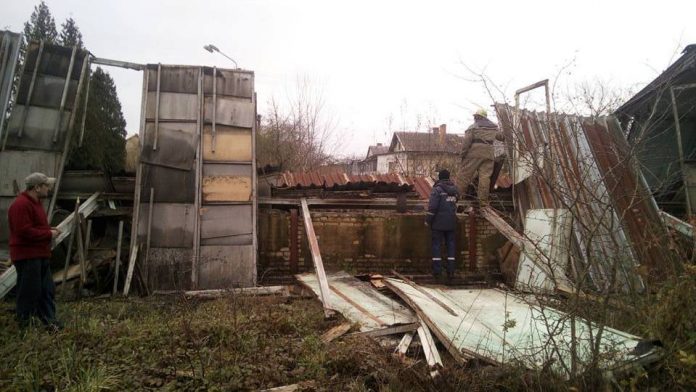 У Пустомитах внаслідок обвалу будівлі загинув чоловік (фото) У Пустомитах внаслідок обвалу будівлі загинув чоловік (фото)
