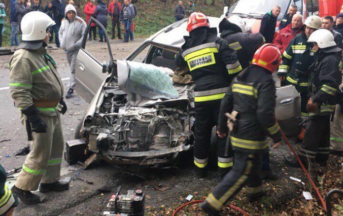 Внаслідок зіткнення легковика та маршрутки на Львівщині постраждало 13 осіб (фото) Внаслідок зіткнення легковика та маршрутки на Львівщині постраждало 13 осіб (фото)