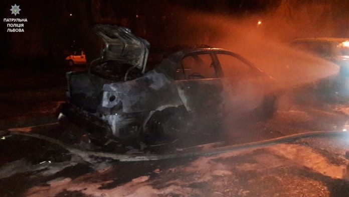 Чоловік спочатку розтрощив автомобіль, а потім повернувся і спалив його Чоловік спочатку розтрощив автомобіль, а потім повернувся і спалив його