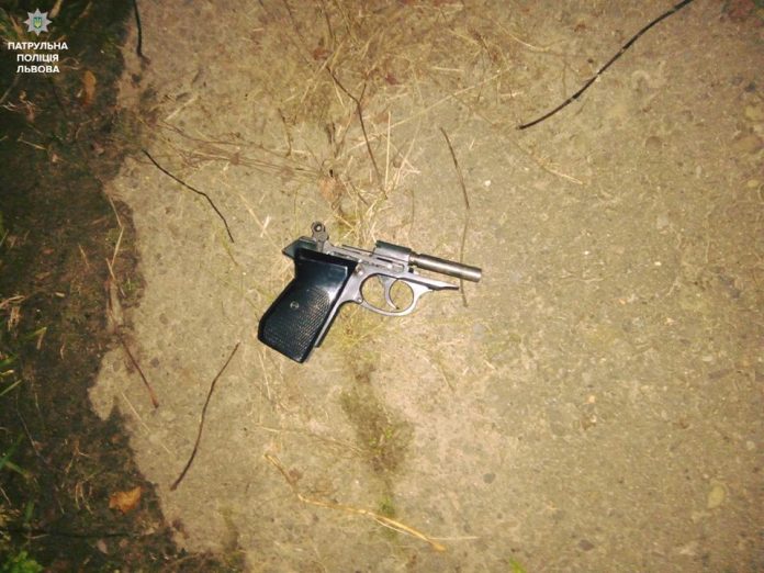 Вночі у Львові затримали чоловіка, який сидів посеред вулиці з пістолетом (фото) Вночі у Львові затримали чоловіка, який сидів посеред вулиці з пістолетом (фото)