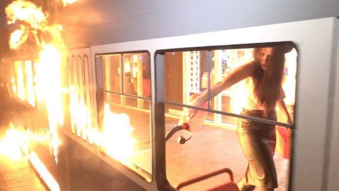 У Вінниці оголена активістка Femen підпалила декоративний вагон біля магазину Roshen (фото) У Вінниці оголена активістка Femen підпалила декоративний вагон біля магазину Roshen (фото)